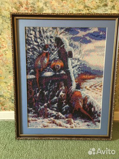 Картина выложена стразами