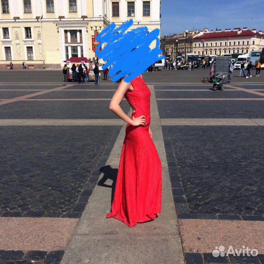 Длинное красное платье в пол