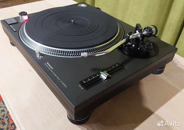 Проигрыватель виниловых пластинок Technics SL-1200