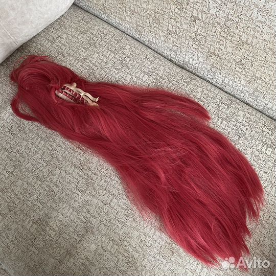 Длинный красный парик на Макиму