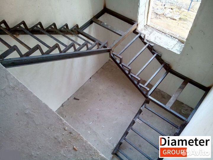 Солидная лестница на 2 этаж с поворотом