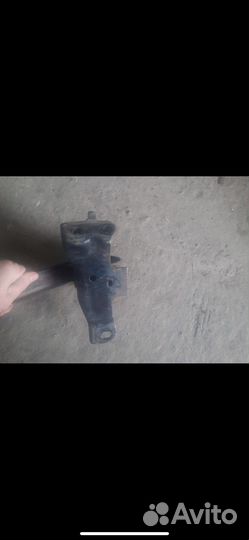 Подушка двигателя левая toyota