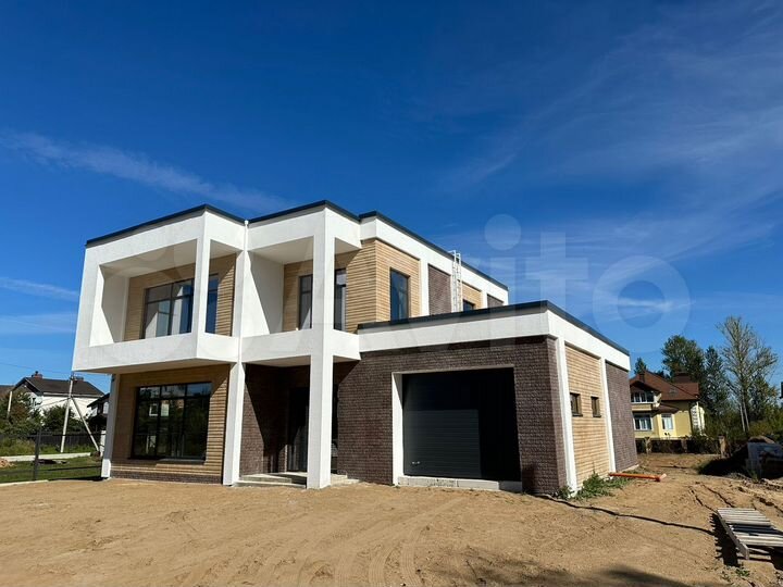 Коттедж 271 м² на участке 13,5 сот.