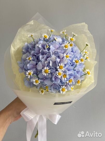 Букет голубой гортензии с ромашками