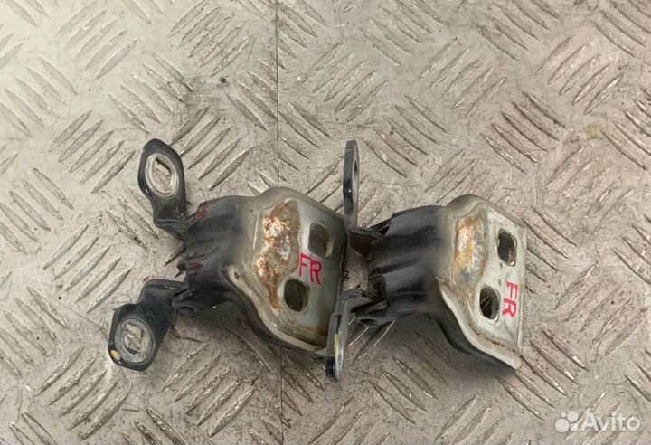 Петли двери передней правой Рено Логан 1