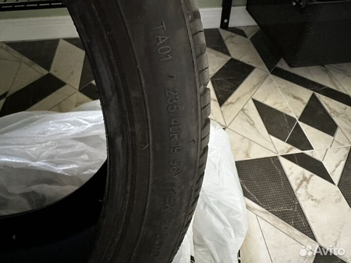 Triangle SeasonX TA01 235/40 R19 96Y