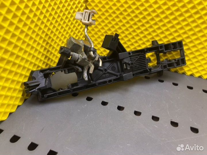 Механизм ручки двери передний левый Mercedes-Benz