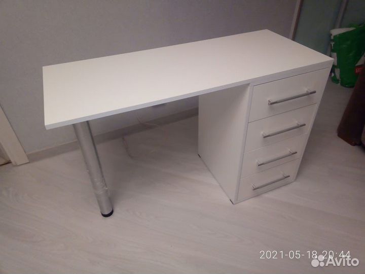 Стол маникюрный для маникюра