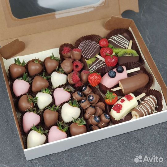 Фрукты и ягоды в шоколаде