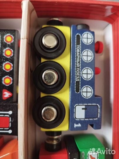 Деревянные паровозики для железной дороги. Поезд