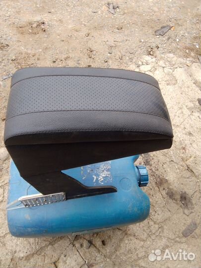 Nissan tiida подлокотник