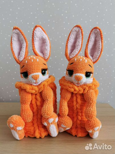 Вязаная игрушка пижамница зайка