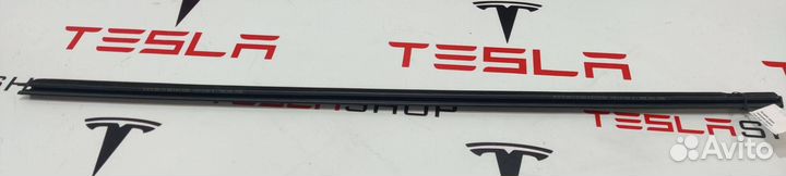 Молдинг двери передней правой Tesla Model Y 2021