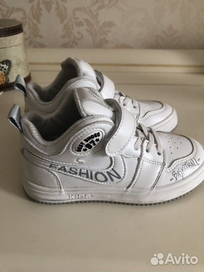 Кроссовки для девочки 26