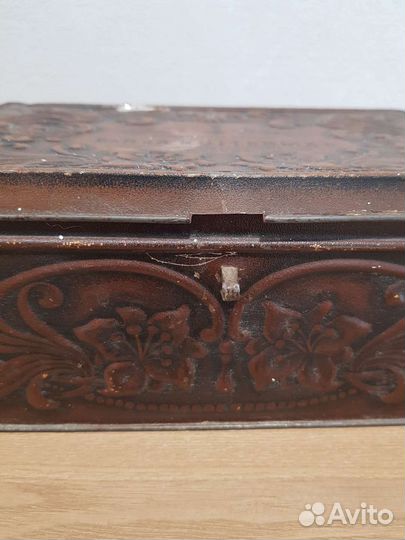 Жестяная банка (коробка) старинная, большая