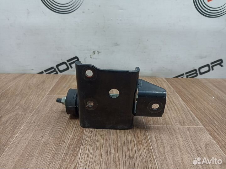 Кронштейн опоры двигателя Toyota Wish I рестайлинг (2005—2009)