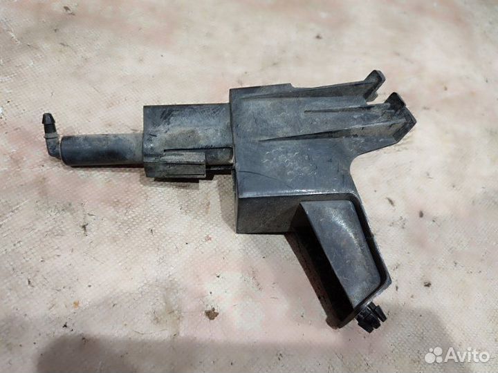 Форсунка омывателя передняя правая Nissan Qashqai