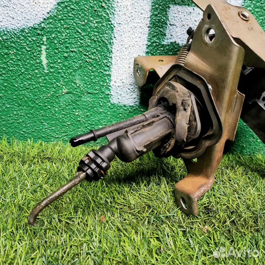 Педаль сцепления с цилиндром Ford Focus 2