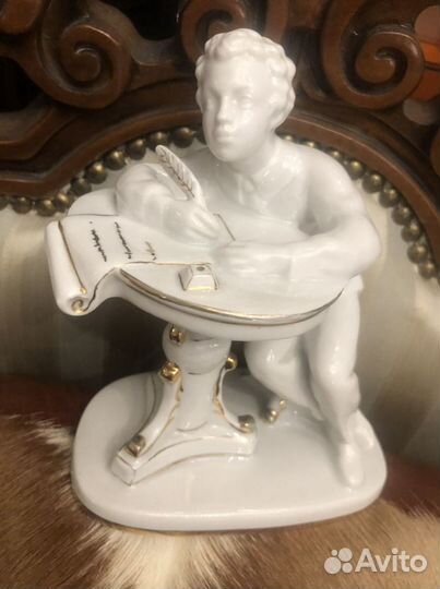 Статуэтка ‘Юный А. Пушкин за столом’