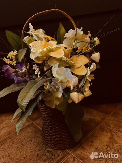 Корзина с искуственными цветами