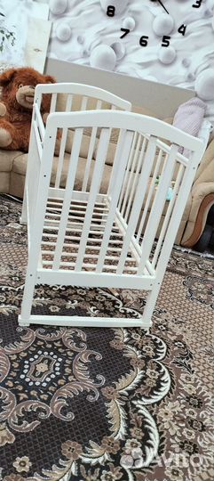 Детская кроватка с маятником