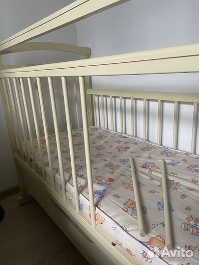 Детская кроватка с ящиком и матрасом