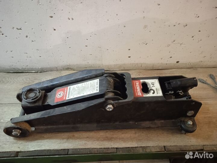 Домкрат подкатной 3 тонны