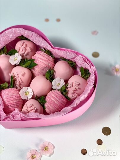 Набор клубники в шоколаде на 8 Марта для девушки