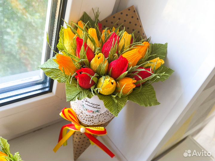 Сладкий букет-рожок из бутонов роз