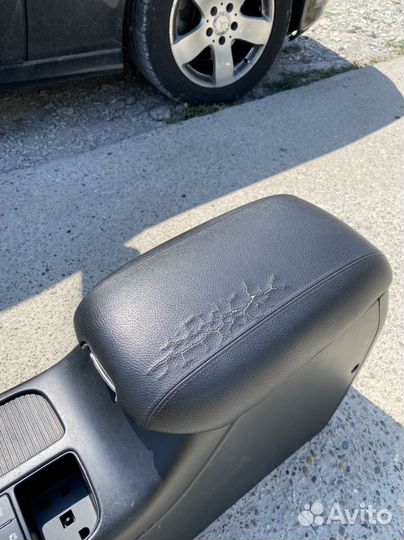Консоль центральная подлокотник Kia Sorento 2