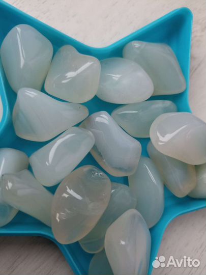 Камень молочный агат