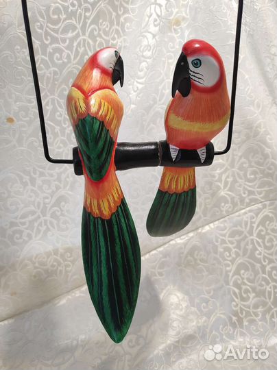 Попугаи на качелях. Новые. Дерево. Индонезия