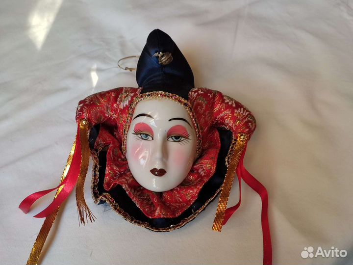 Маска фарфоровая с подвесом