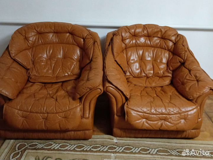 Кожаный диван и 2 кресла