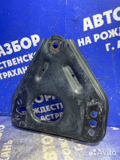 Левый кронштейн переднего подрамника Nissan Teana