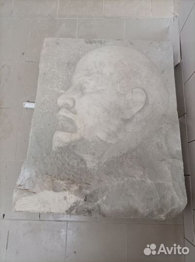 Барельеф В. И. Ленина