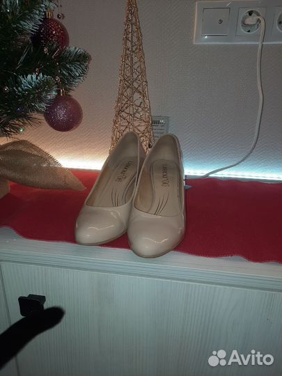 Туфли женские лакированные бежевые