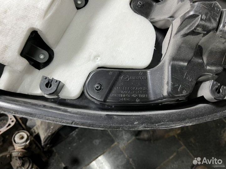 Обшивка двери передняя правая Mazda 3 2008-2011