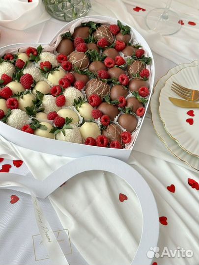 Клубника,финики,банан в шоколаде