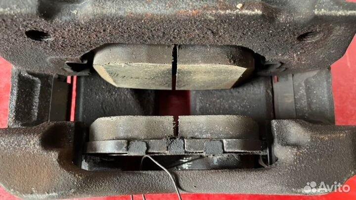 Суппорт передний правый Toyota Mark X GRX120 4GR