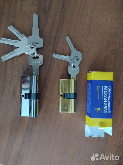 Замок дверной