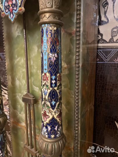 Антикварные часы и пьедистал