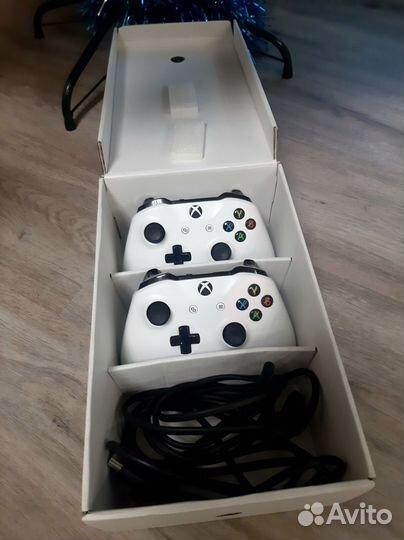 Xbox one s 1 tb + 2 геймпада