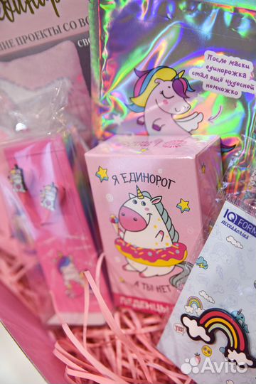 Подарочный бокс с книгами и канцелярией