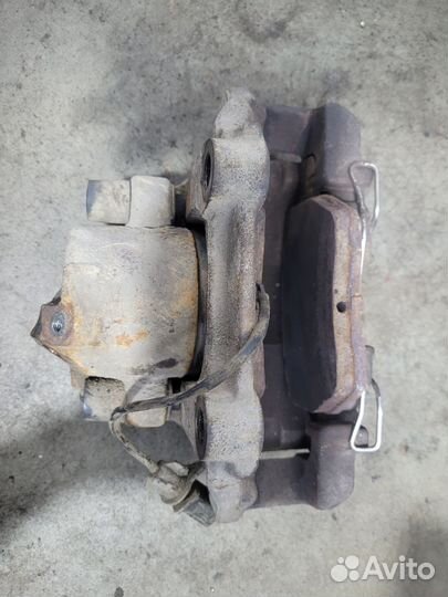 Супорта тормозные передние с дисками