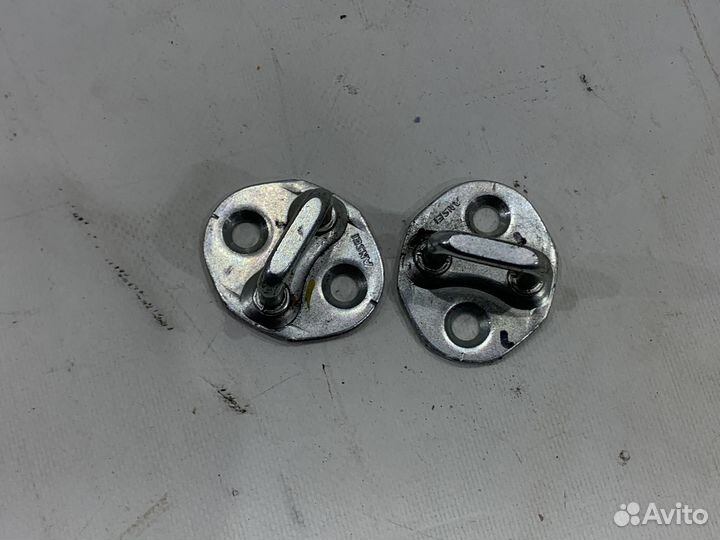 Ответная часть замка двери Mitsubishi