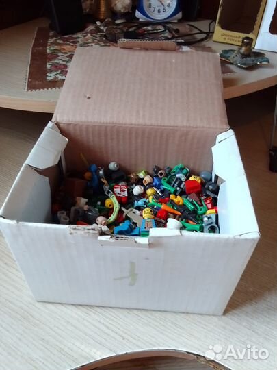 Много Лего человечков, оружия и аксессуаров