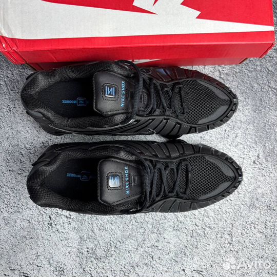 Кроссовки Nike Shox TL на руках