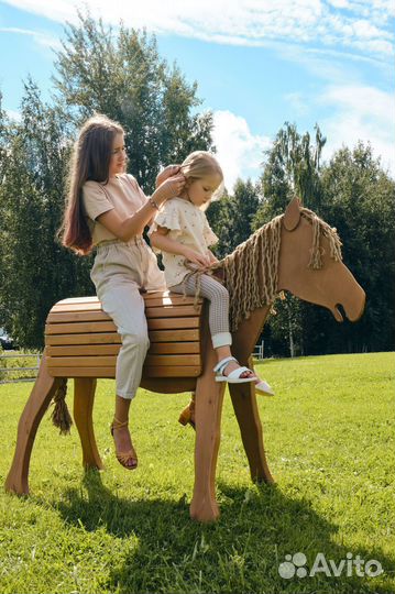 Скульптура деревянной лошадки