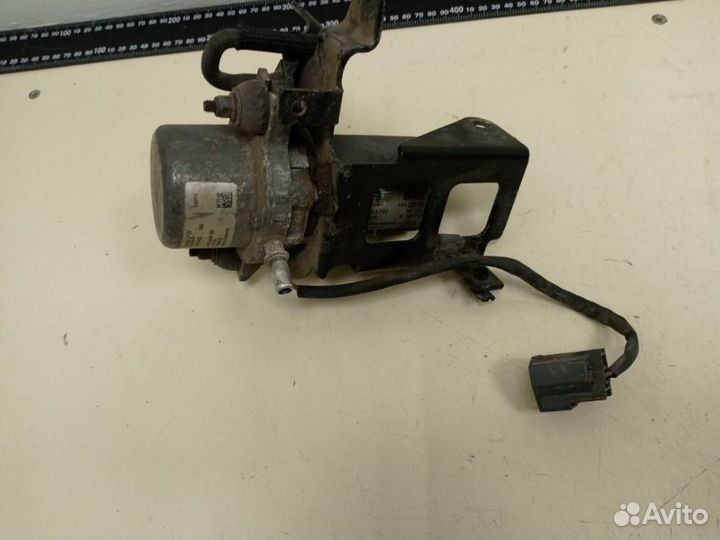 Насос вакуумный Volvo S40 2011